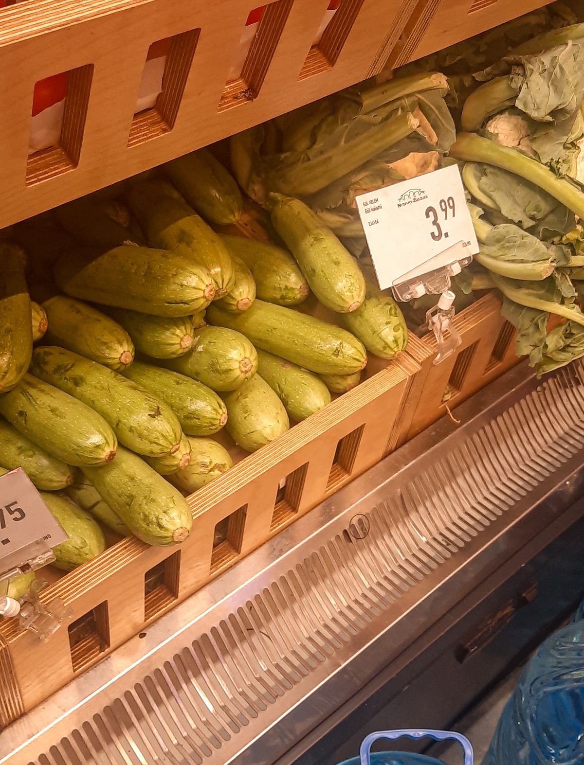 Bakıda Bravo marketində rəfdə balqabaqlar, qiymət etiketi 3.99 ₼